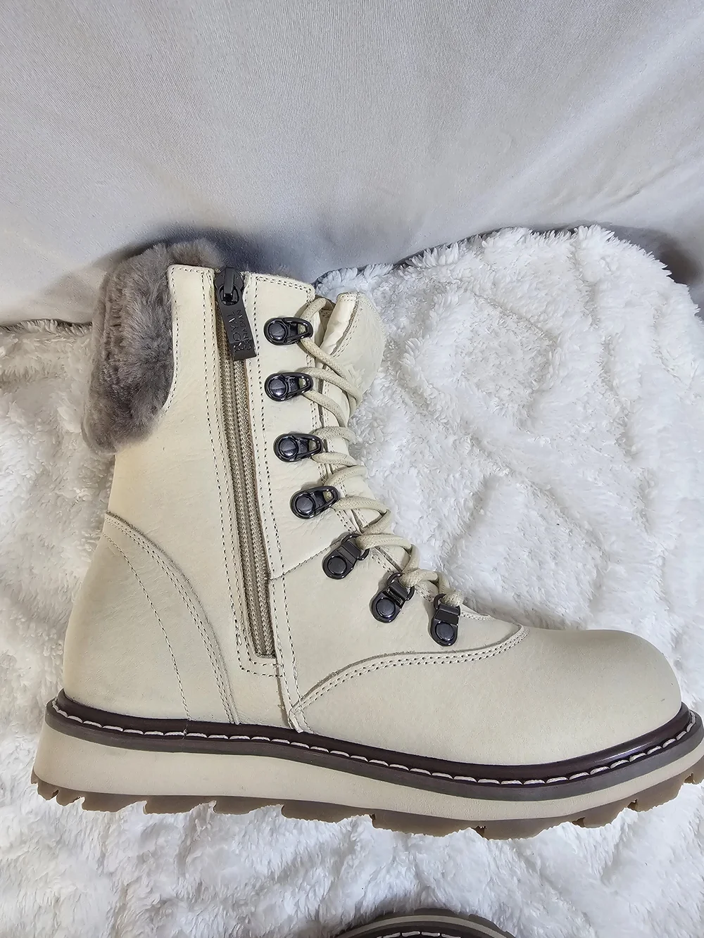 NWT‎ Royal Canadian Cambridge Winter Boots | Pale Ale White | Size 6